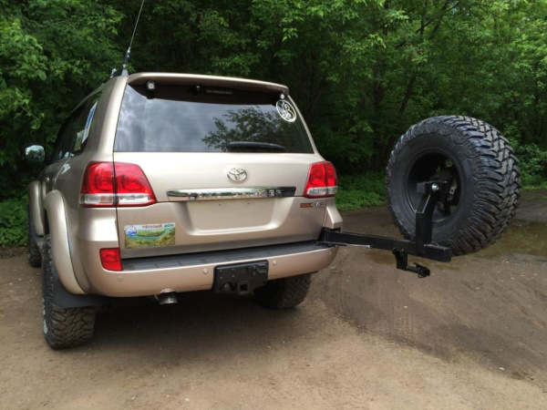 Калитка РИФ с квадратом под фаркоп в штатный задний бампер Toyota Land Cruiser 200 (под штатн. диск) Калитка РИФ с квадратом под фаркоп в штатный задний бампер Toyota Land Cruiser 200 (под штатн. диск)