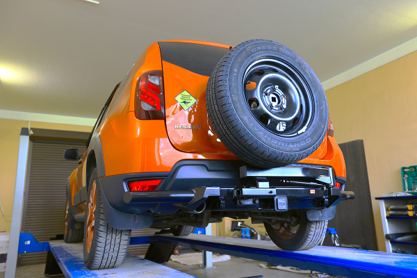 Бампер РИФ силовой задний Renault Duster 2015-2020 c квадратом под фаркоп, калиткой, подсветкой ном.